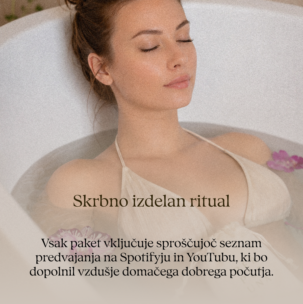 Ženska se sprošča v kadi med ritualom s kopalnim čajem