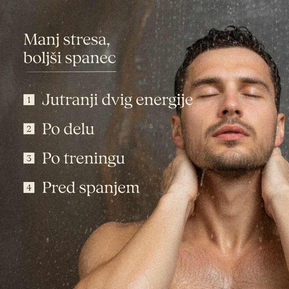Moški z zaprtimi očmi pod prho: kdaj uporabiti aromatično prhalno kocko čez dan